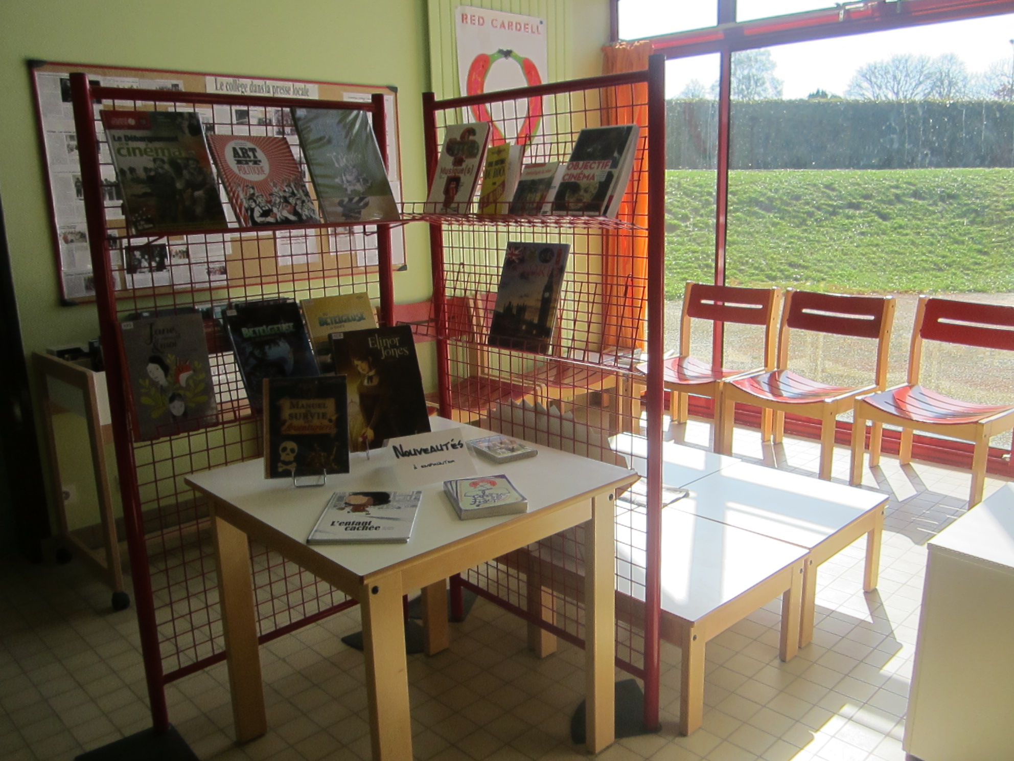 Le coin Lecture avec le présentoir des nouveautés, les bacs à BD